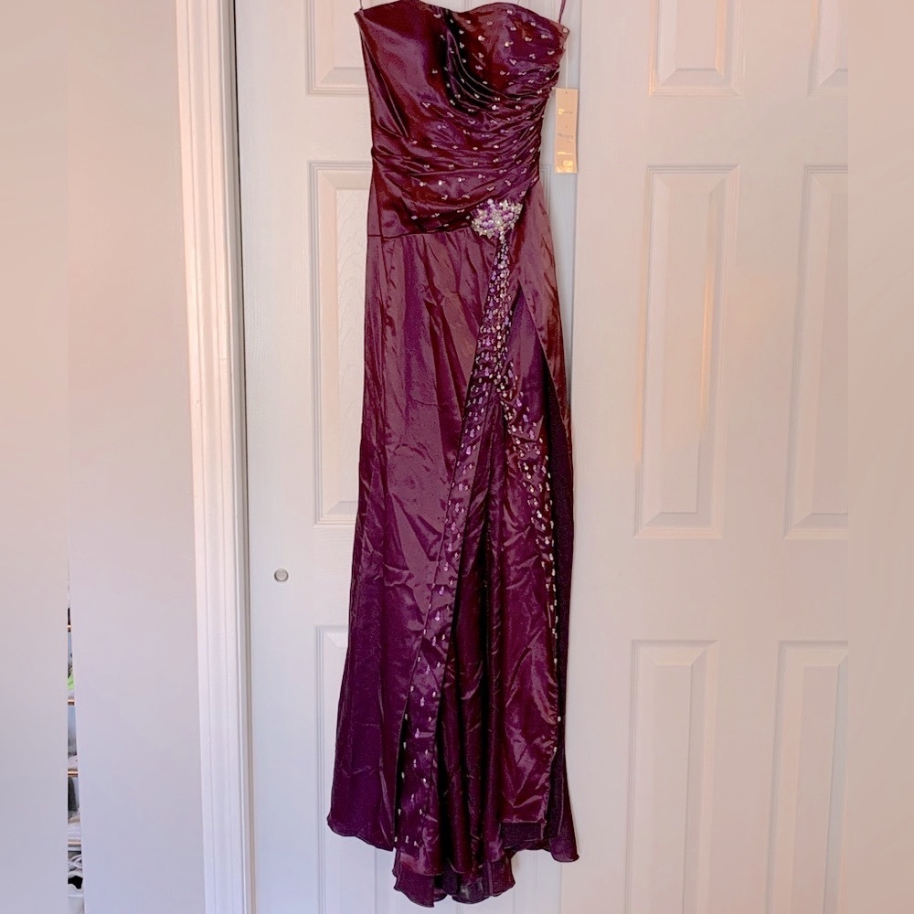 Absolutely stunning purple strapless prom gown!!